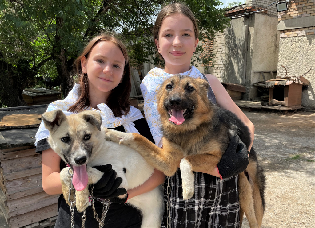 13-летние Дарья и София, спросив разрешения у родителей, сами подали заявку в телеграм-канал Приморской ГРЭС на участие в мероприятии