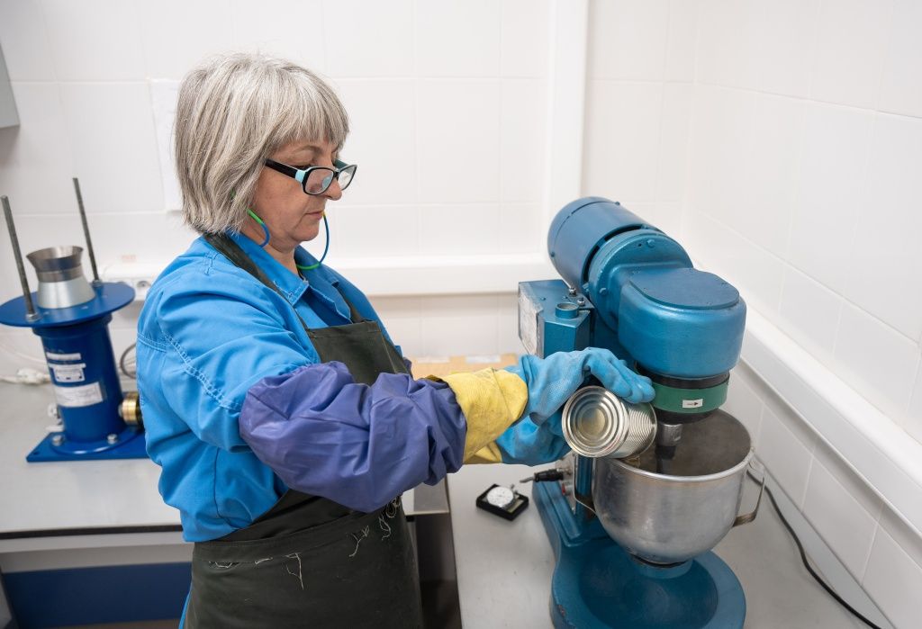 Замес цементного теста с добавлением золы-уноса для оценки сроков схватывания