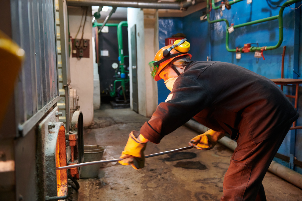 В таких котельных нет автоматизации и используется ручной труд