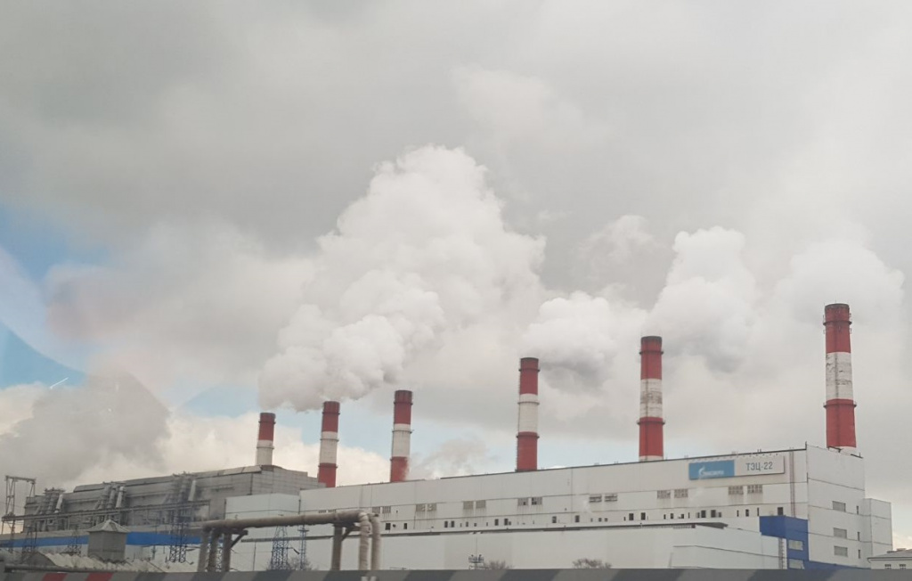 Белые клубы дыма зимой образуются не только на угольных станциях. На фото — газовая ТЭЦ в Москве