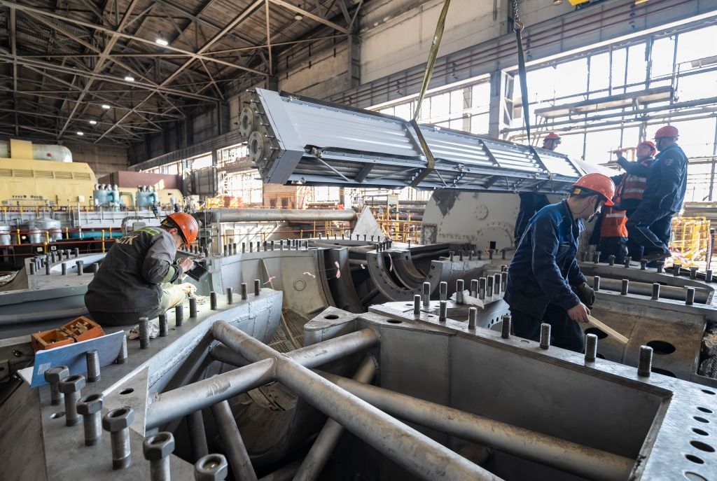 Установка в проектное положение газоохладителей. Они необходимы, чтобы эффективно охлаждать обмотку статора. Таким образом обеспечивается безопасный температурный режим работы генератора