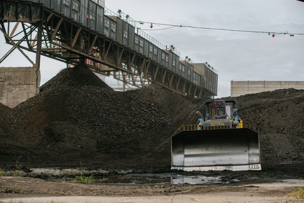 По конвейерам уголь подают на склады