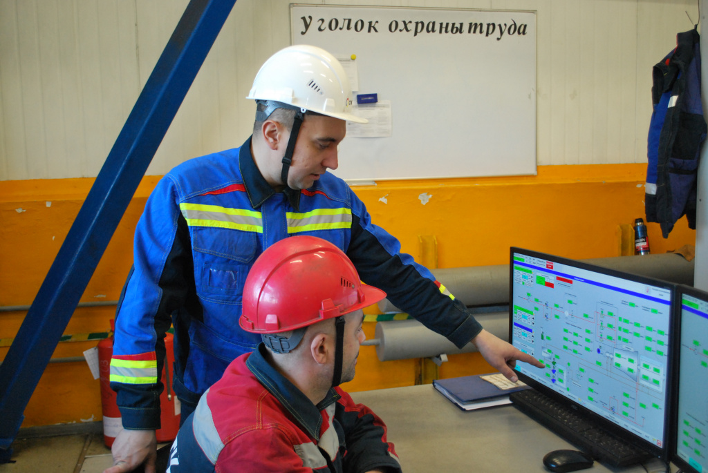 Валерий Плотников контролирует работу машинистов котельного оборудования ЮТС