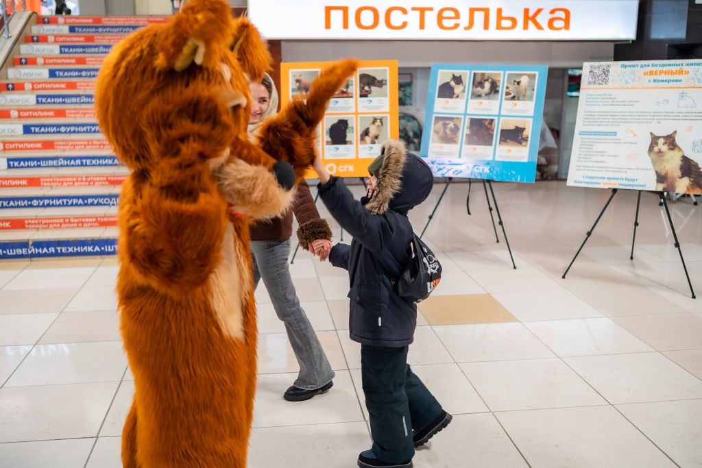 Дай пять! Дети с радостью приветствовали ростовую куклу-собаку 