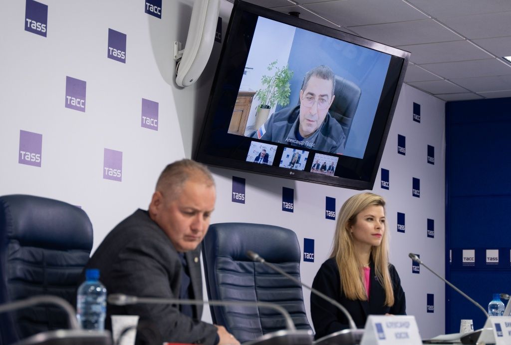 На фото слева — Александр Косов, на экране — Александр Гросс На фото слева — Александр Косов, на экране — Александр Гросс