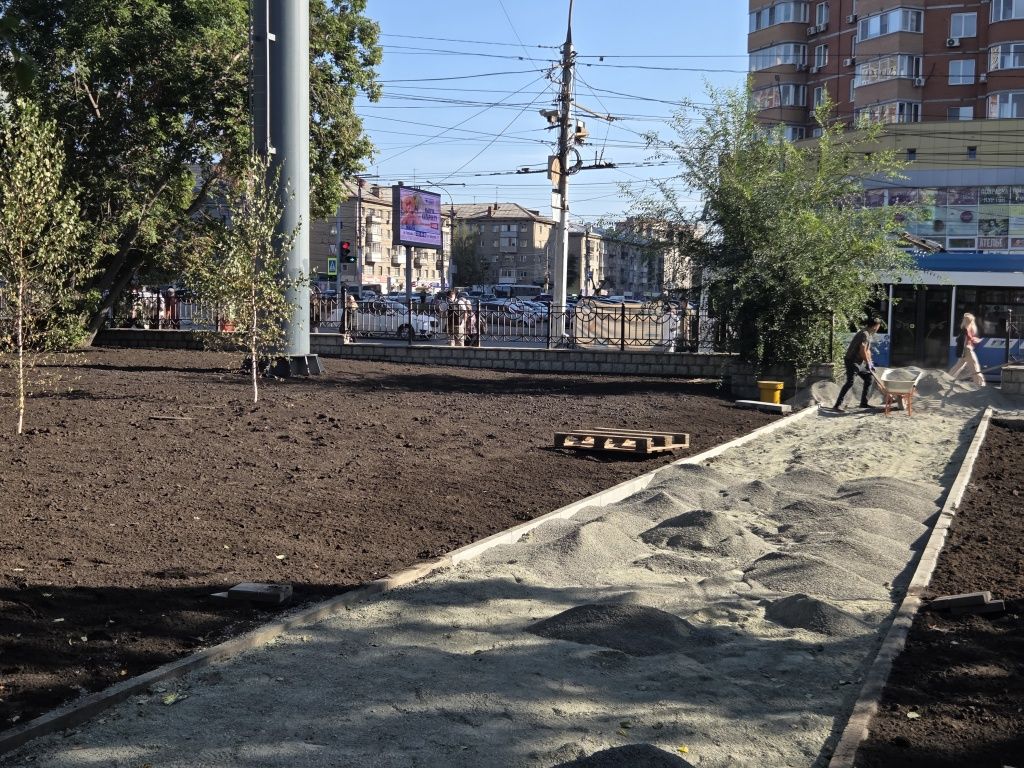 Благоустройство на улице Плановой включает восстановление пешеходных дорожек и газонов