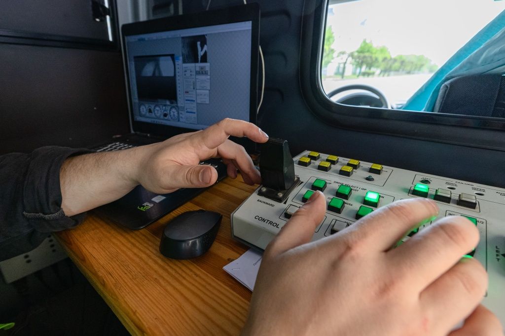 Специалист наблюдает за состоянием теплосетей через экран компьютера.