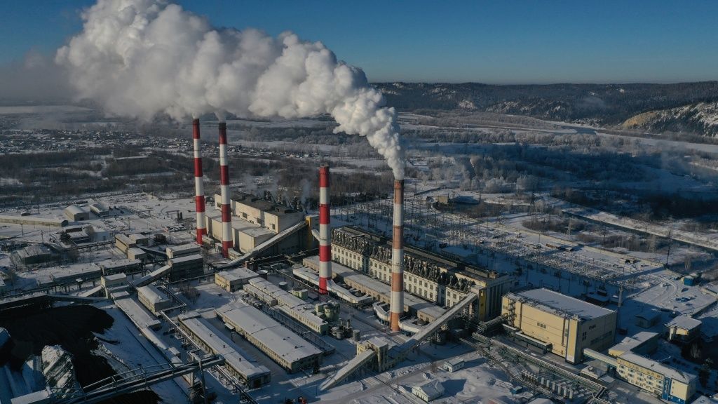На Томь-Усинской ГРЭС четыре дымовые трубы: высота первой и второй &mdash; 120 метров, третьей и четвертой &mdash; 150 метров