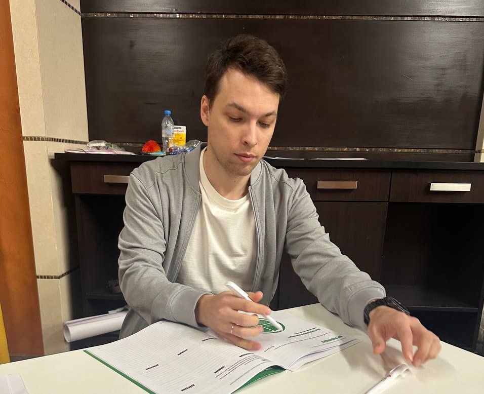Начальник смены котлотурбинного цеха Рефтинской ГРЭС Кирилл Зайцев: «Тренинги по программе «Эффективная коммуникация» позволили понять, что может помочь в общении для достижения поставленных целей и решения различных задач. И хочу сразу сказать о практической пользе полученных знаний: буду применять их в работе с коллегами. Общение с нужным результатом — аспект развития крайне важный, мне кажется, я интуитивно давно стремился его улучшить, а в итоге получил необходимые знания и структурировал их» Начальник смены котлотурбинного цеха Рефтинской ГРЭС Кирилл Зайцев: «Тренинги по программе «Эффективная коммуникация» позволили понять, что может помочь в общении для достижения поставленных целей и решения различных задач. И хочу сразу сказать о практической пользе полученных знаний: буду применять их в работе с коллегами. Общение с нужным результатом — аспект развития крайне важный, мне кажется, я интуитивно давно стремился его улучшить, а в итоге получил необходимые знания и структурировал их»