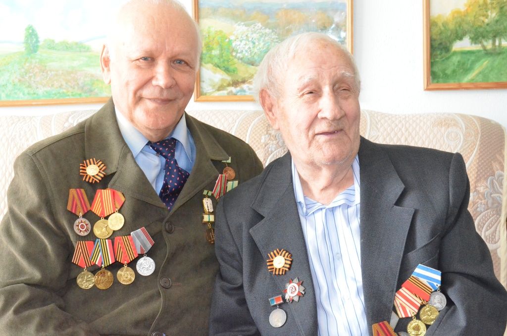 Много лет Анатолий Семёнович &mdash; активный участник совета ветеранов &laquo;Кузбассэнерго&raquo;. Одно из направлений &mdash; поддержка ветеранов отрасли. На фото он &mdash; с ещё одним ветераном войны, Григорием Мешковым (Григория Петровича уже нет в живых)