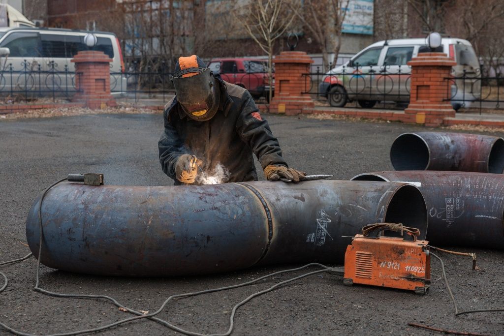 Специалисты сваривают детали трубопровода