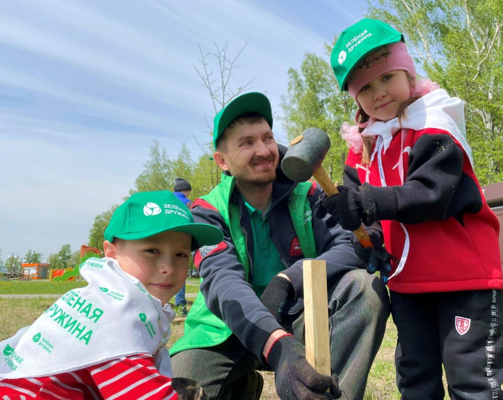 Сотрудник СГК Михаил Бердников и его дети на посадках Зеленой дружины третий год