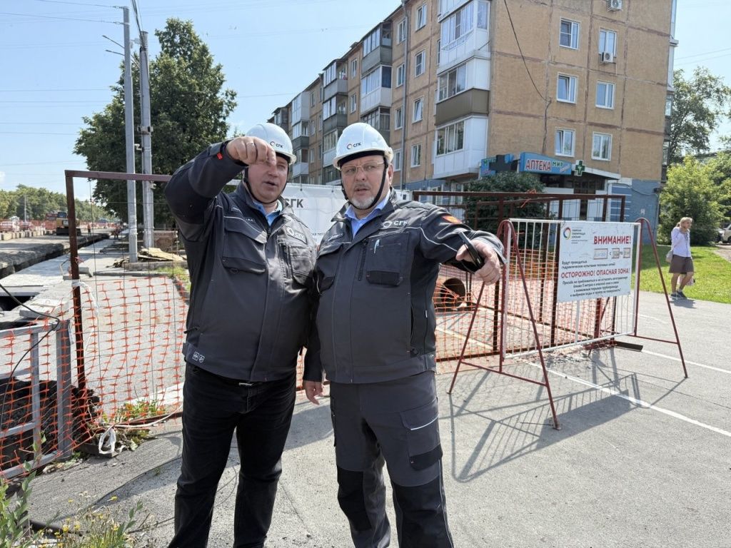 Генеральный директор Кузбассэнерго Виктор Лариошкин (слева) и директор Кемеровской теплосетевой компании Сергей Мифтахов 