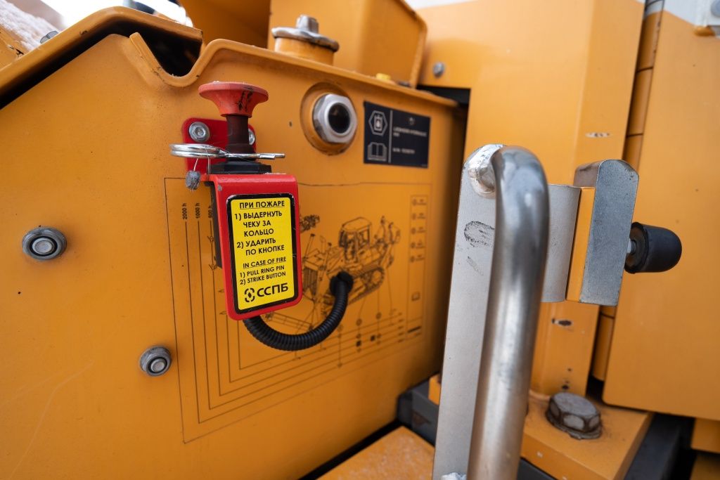 Техника не сможет заменить человека полностью, поэтому предусмотрена кнопка ручного запуска системы пожаротушения. Машинист визуально может обнаружить возгорание быстрее, чем сработает датчик. Например, если в процессе работы на штабеле произошло запыление и забился сам датчик. Чтобы такого не произошло, каждый водитель проводит перед сменой визуальный осмотр системы