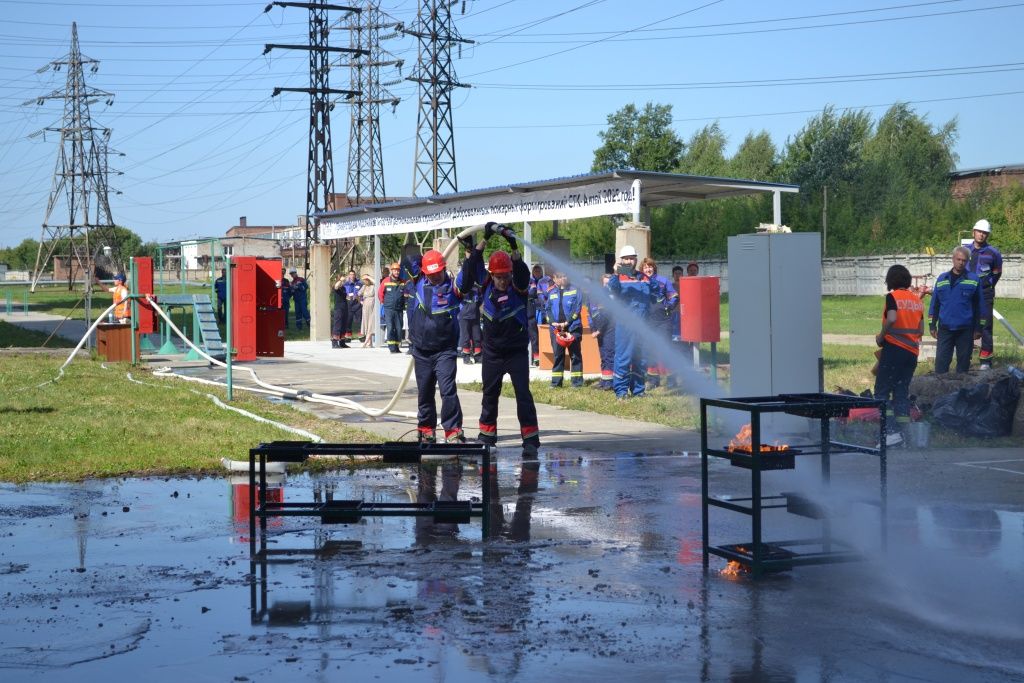 Среди прочего участники посоревновались в тушении условного возгорания распределительного устройства 0,4 кВ