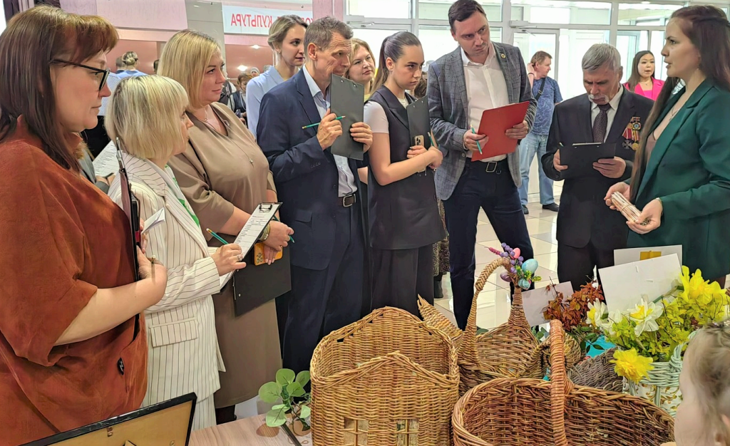 В рамках конкурса была организована выставка поделок из вторичных ресурсов и материалов, которую также оценивало жюри конкурса. В состав жюри вошли и энергетики. В центре &mdash; Владимир Иванин, начальник производственно-технического отдела Беловской ГРЭС