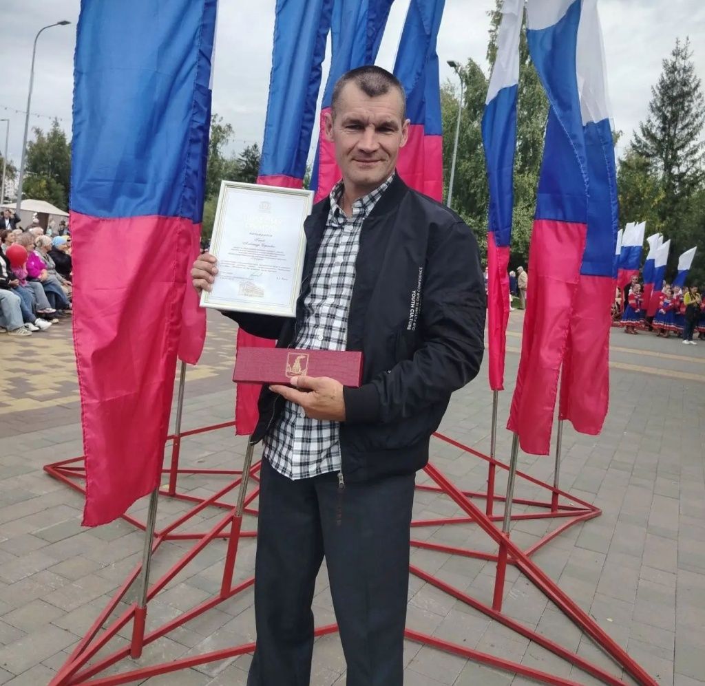 За многолетний добросовестный труд Александр Ганов получил Почётную грамоту администрации Барнаула