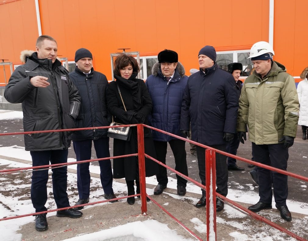 О работе нового комплекса гостям рассказал генеральный директор КрасКом Олег Гончеров (на фото первый слева)