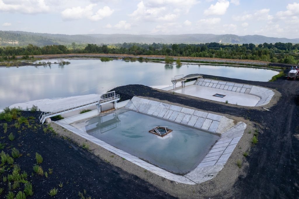 В северной части золоотвала две чаши с колодцами для осветленной воды 