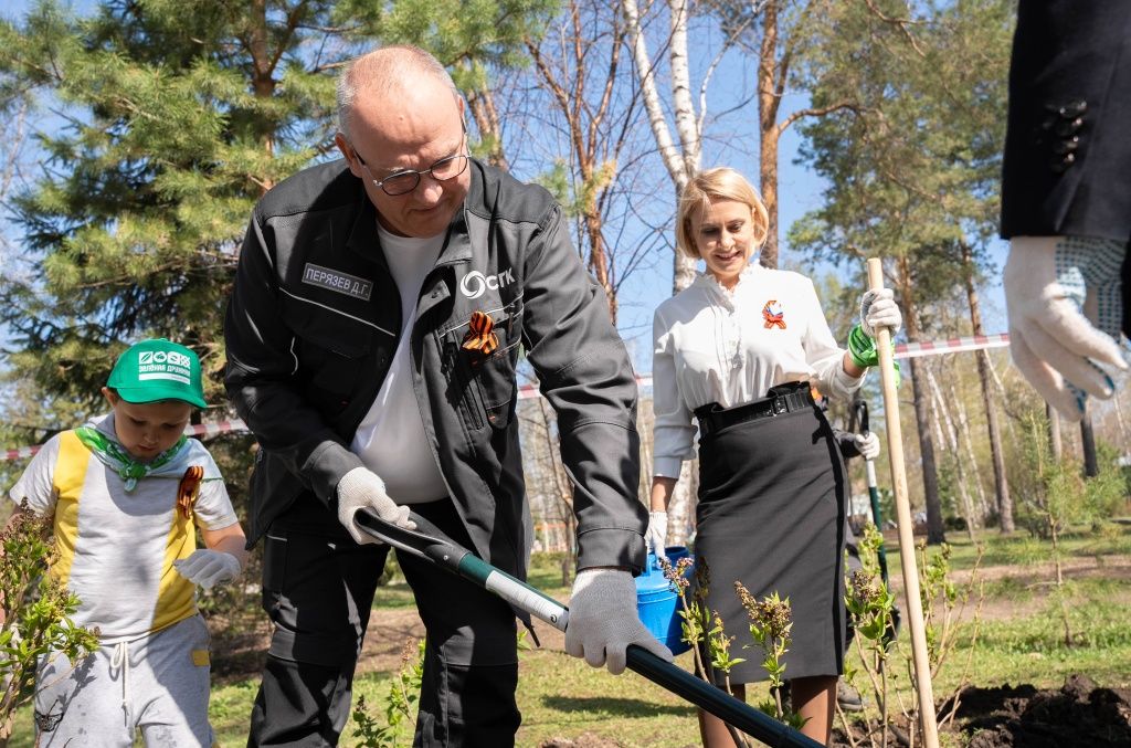 Центральный парк имеет очень длинную историю, практически ровесник Новосибирска. В рамках акции здесь высадили сирень отечественных сортов, выведенных селекционерами, под названием &laquo;Русская сирень&raquo;. Первыми эти сорта появились в европейской части России &ndash; в Белгороде и Волгограде