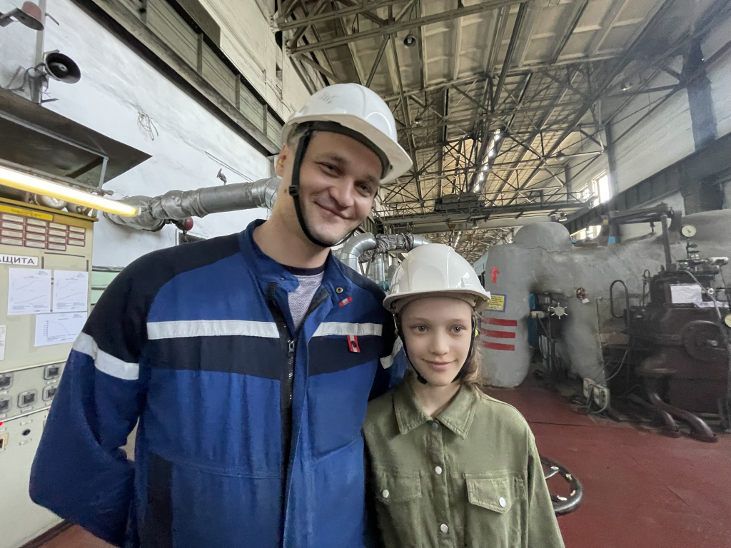 Дмитрий и Даша Костины во время экскурсии по Кузнецкой ТЭЦ.