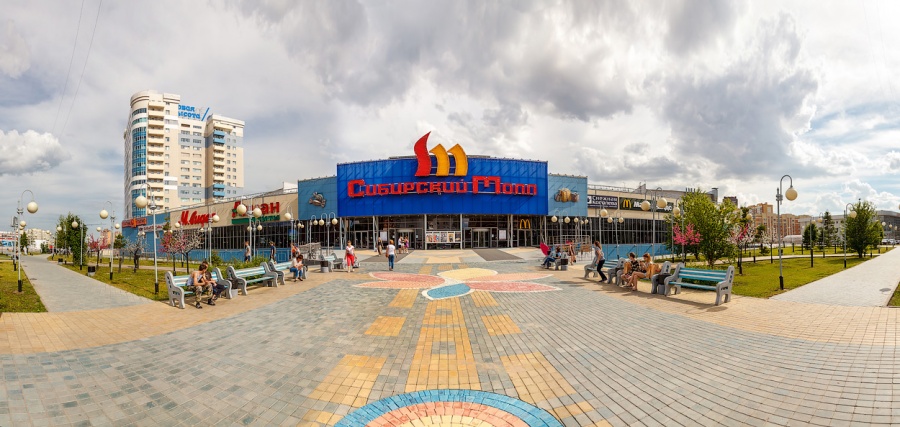 Один из крупных торговых центров города стоит на улице Фрунзе