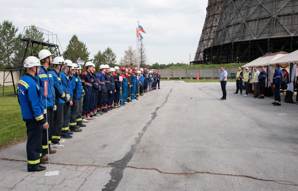 Построение команд добровольных пожарных формирований на пожарном полигоне Новосибирской ТЭЦ-5