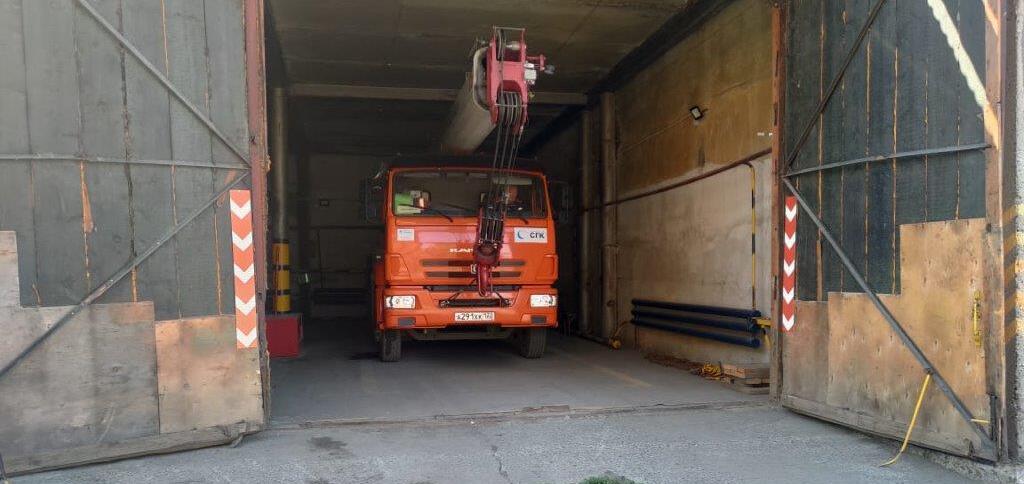 Светооотражающие полосы, которые позволяют определить габариты проёма при движении транспорта в тёмное время суток