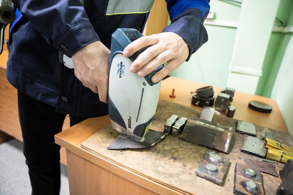 Рентгенофлуоресцентный анализатор позволяет определить элементный состав металла путем воздействия на него рентгеновского излучения. В качестве источника излучения в таких спектрометрах используются рентгеновские трубки Рентгенофлуоресцентный анализатор позволяет определить элементный состав металла путем воздействия на него рентгеновского излучения. В качестве источника излучения в таких спектрометрах используются рентгеновские трубки