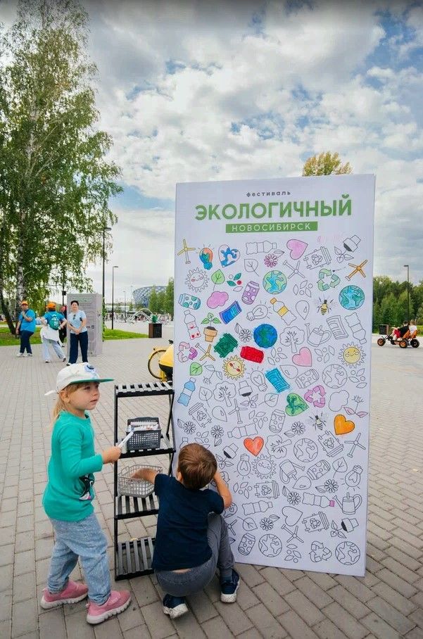 Самые маленькие были заняты гигантской раскраской