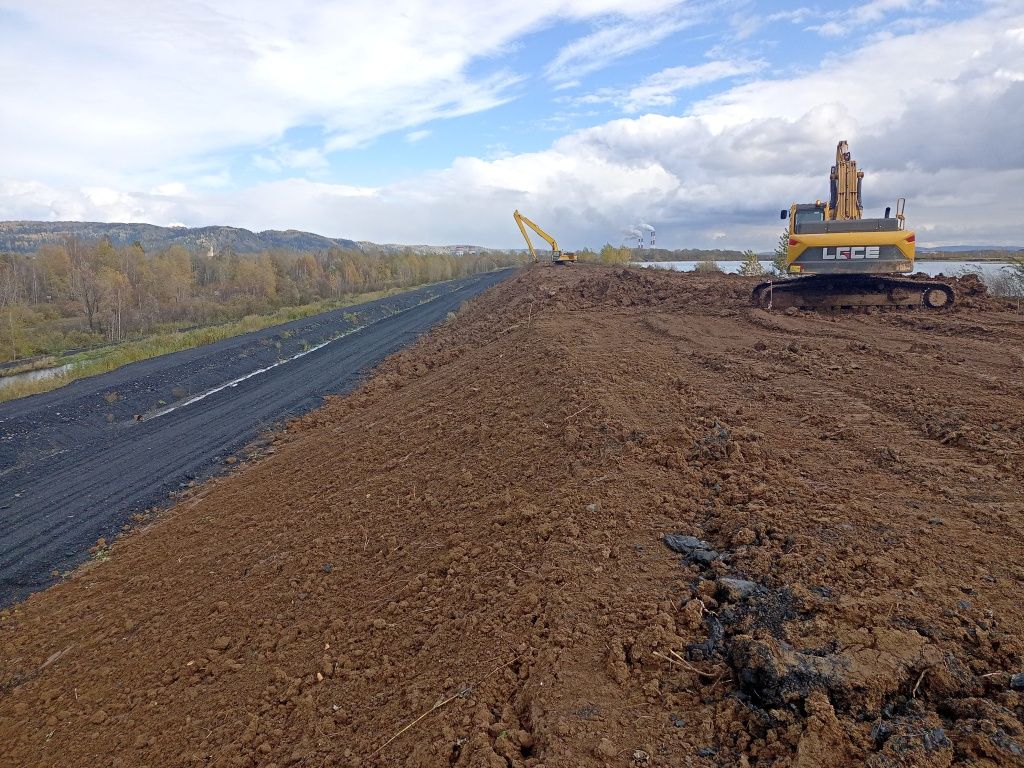 Суглинок &mdash; пластичный, но с хорошими гидроизоляционными свойствами материал 