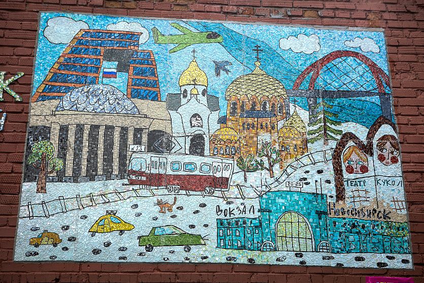 На главном панно изобразили достопримечательности Новосибирска. Фото Ростислава Нетисова с сайта &laquo;Новосибирские новости&raquo;