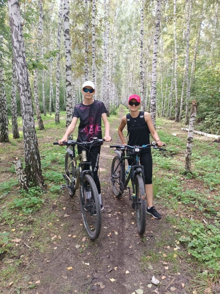 Оксана Колиденко чаще всего катается на велосипеде с сыном Савелием 