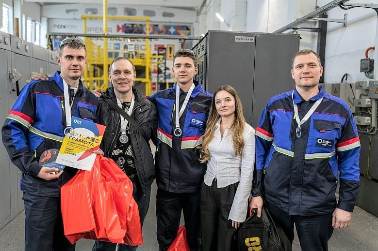 Владислав (в центре) вместе с коллегами на конкурсе профмастерства в Минусинске