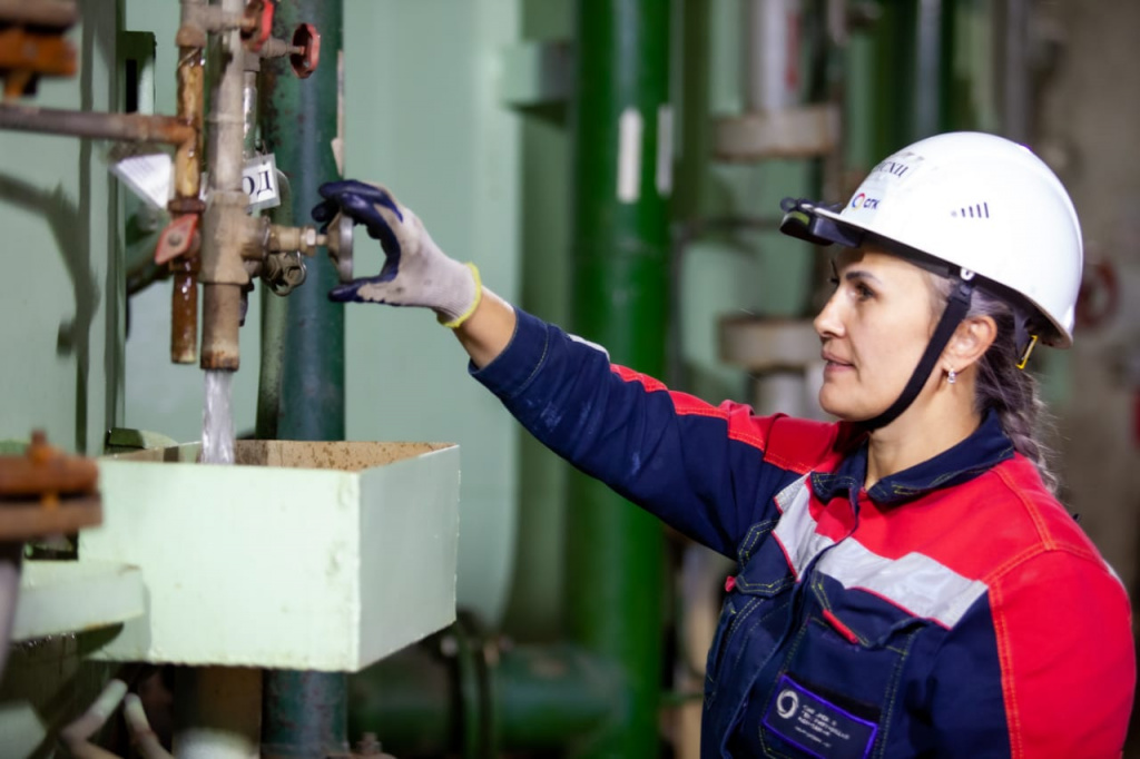 Начальник смены химического цеха Елена Петренкова проверяет состояние оборудования химводоподготовки