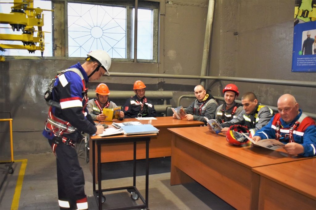 Занятия на полигоне начинаются с повторения правил безопасных работ на высоте