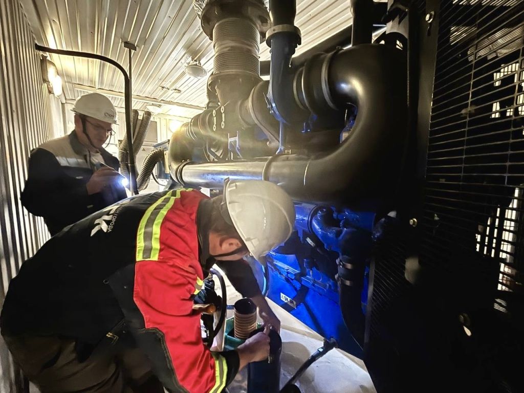 Чтобы поддерживать рабочее состояние механизмов, специалисты выполняют их своевременное техническое обслуживание