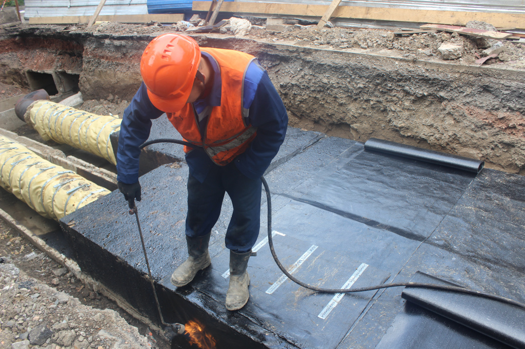 При помощи газовой горелки гидроизоляционный слой наносится на строительные конструкции канала