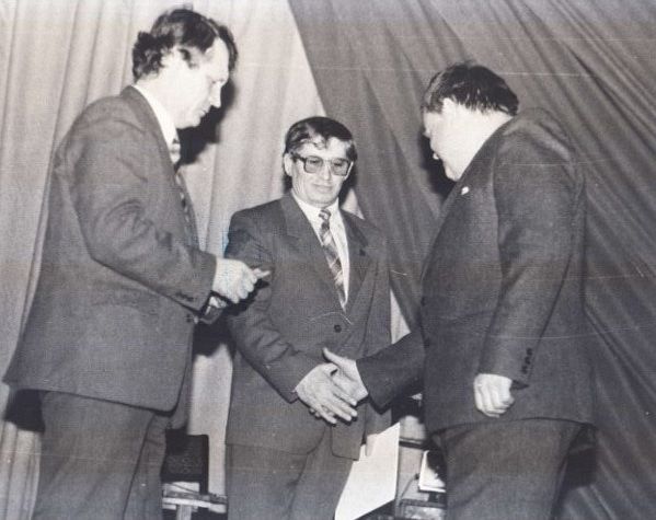 Виктор Фёдорович Цимфер награждает сотрудников Барнаульской ТЭЦ-2 в День энергетика