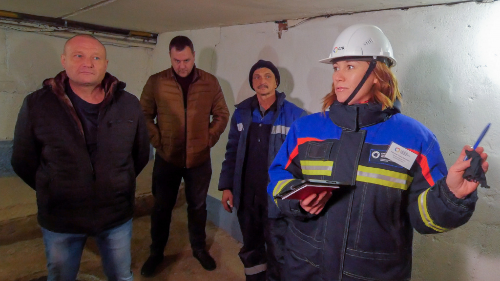 Все по домам: тепловые инспекторы СГК обходят в Новосибирске не менее 30 многоэтажек в день