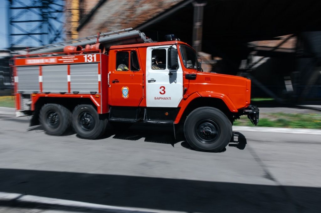 Оперативные службы приезжают к месту аварии