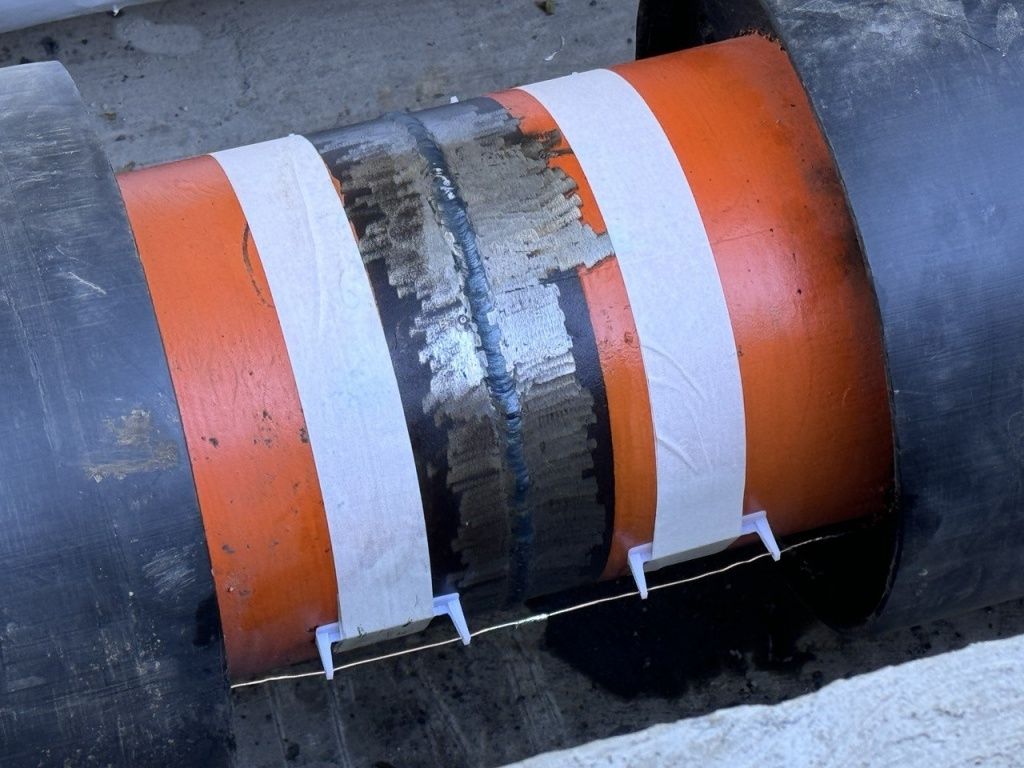 При проведении ремонтов энергетики используют в том числе так называемые &laquo;умные трубы&raquo;, которые оснащены датчиками для контроля утечек 