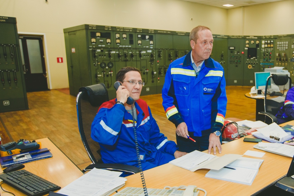 Александр и Максим Шушлебины на главном щите управления Кузнецкой ТЭЦ Александр и Максим Шушлебины на главном щите управления Кузнецкой ТЭЦ