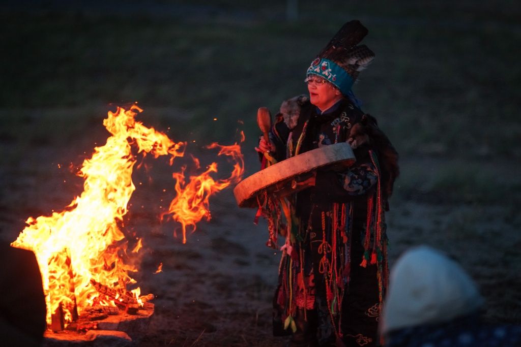 Фото Дениса Мукимова. Шаманские обряды в Тыве проводятся под треск костра: огонь и дым очищают и помогают шаману связаться с духами