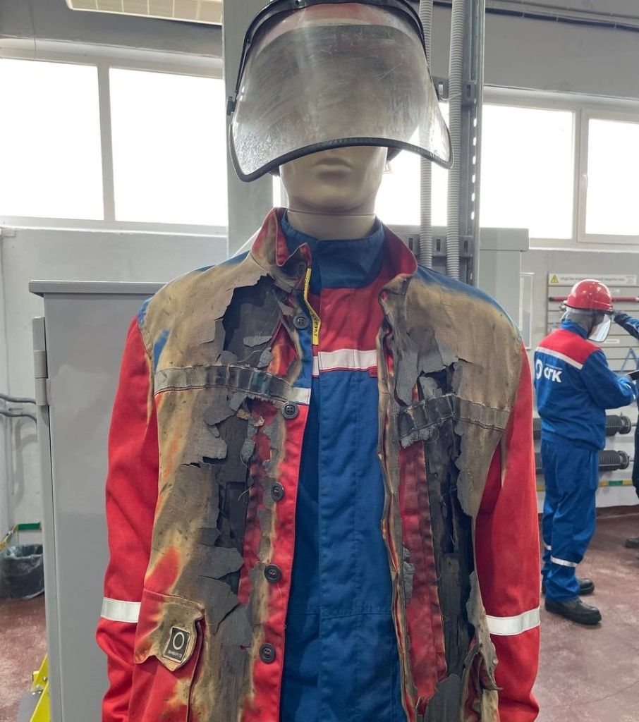 На манекене &mdash; спецодежда, спасшая человеку жизнь от электродуги. При виде такого любые комментарии о важности качества да и просто наличия сиз у работников &mdash; излишни