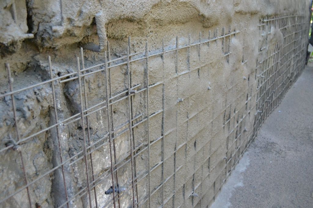 Новый ремонтный материал нанесли на подготовленную поверхность стеновой панели площадью 10 кв. метров