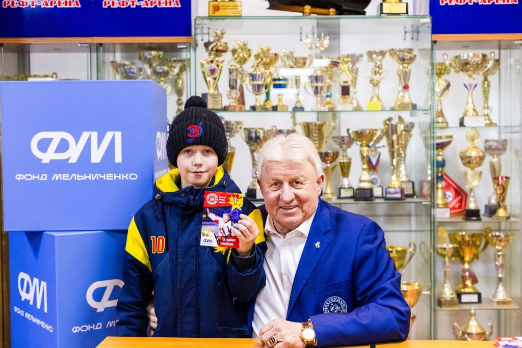 Владимир Мышкин, знаменитый вратарь, и юный воспитанник спортивной школы &laquo;Энергия&raquo;