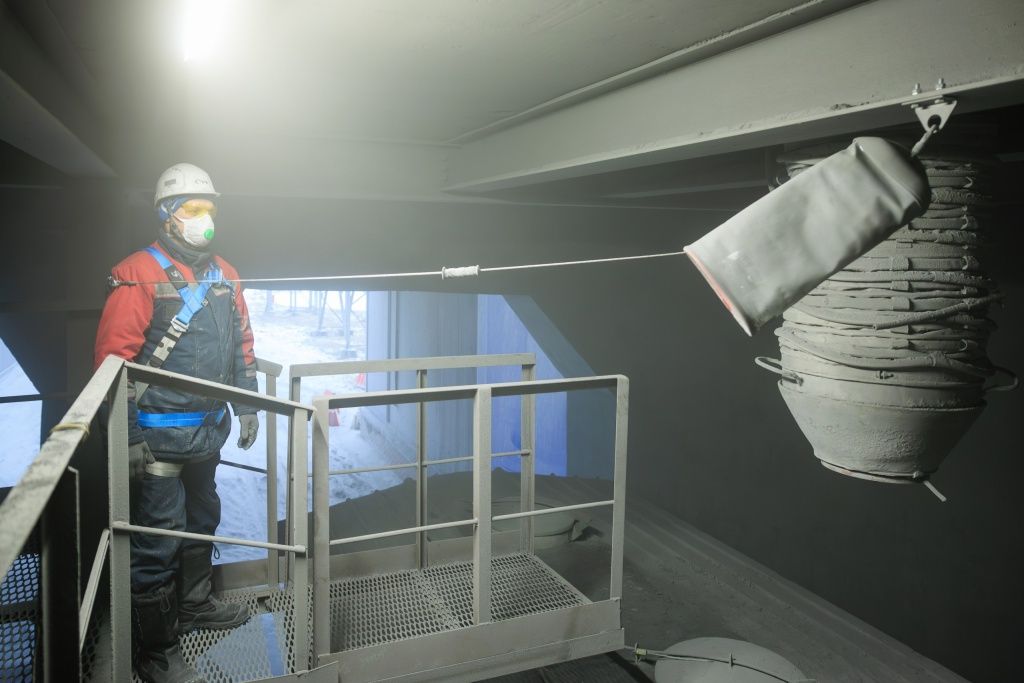 Страховочная система оборудована устройством втягивающего типа, что позволяет обеспечить эффективную защиту от падения