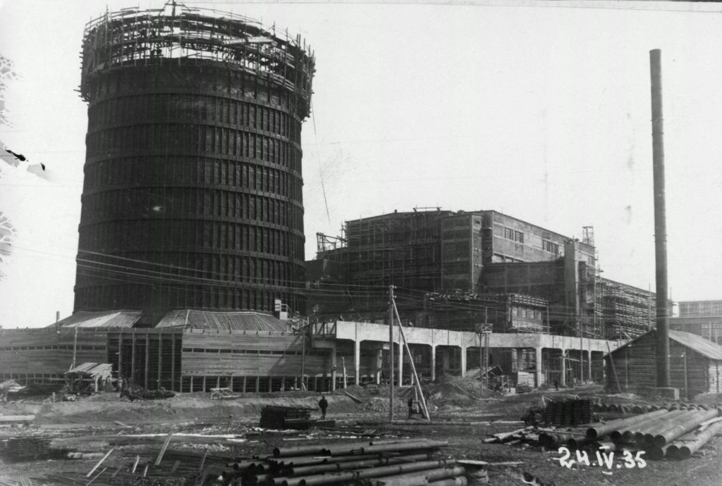 Строительство градирни. Фото из архива музея Новосибирской ТЭЦ-2 Строительство градирни. Фото из архива музея Новосибирской ТЭЦ-2