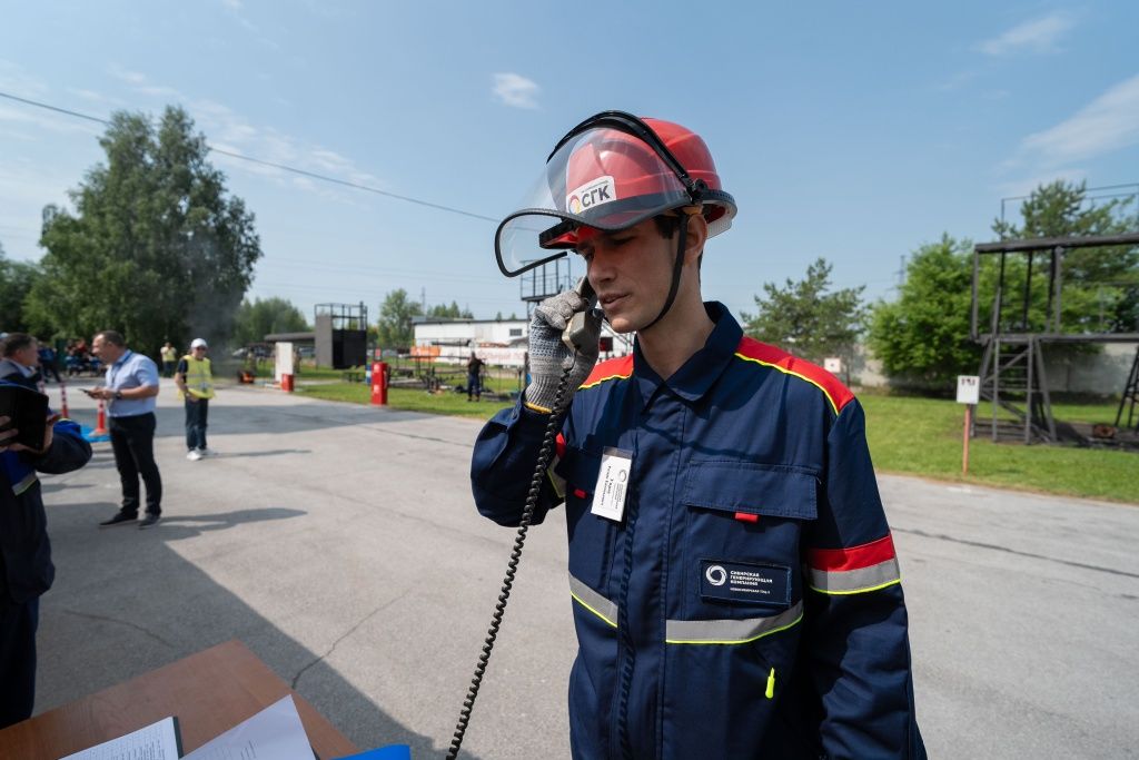По телефону участник докладывает о возгорании